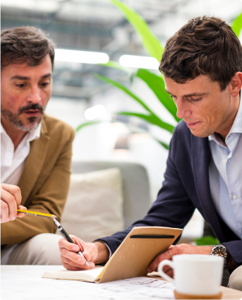 Técnico da Rooted instalando sistema de segurança em Curitiba